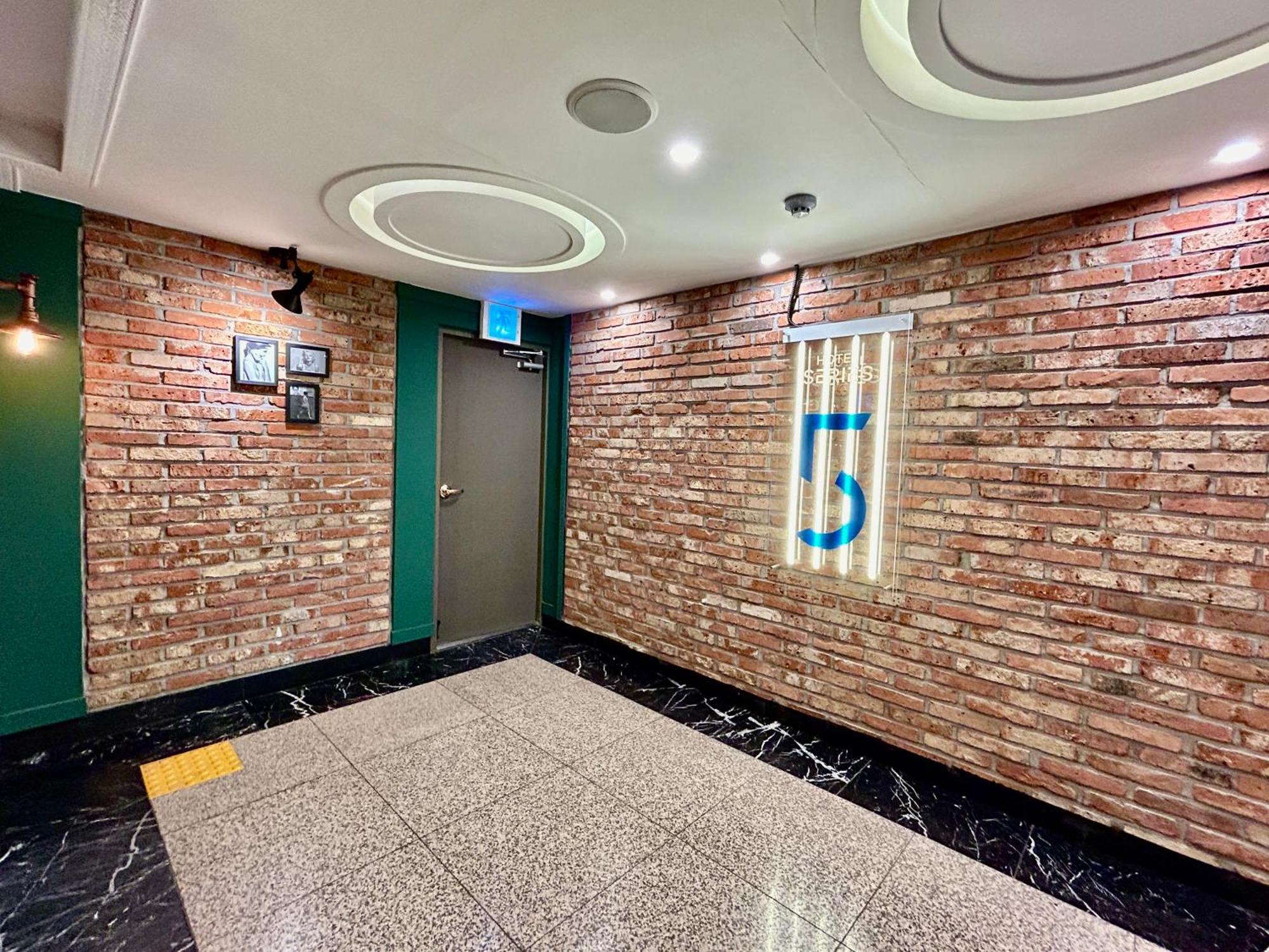 Series Hotel Гиеонгджу Екстериор снимка